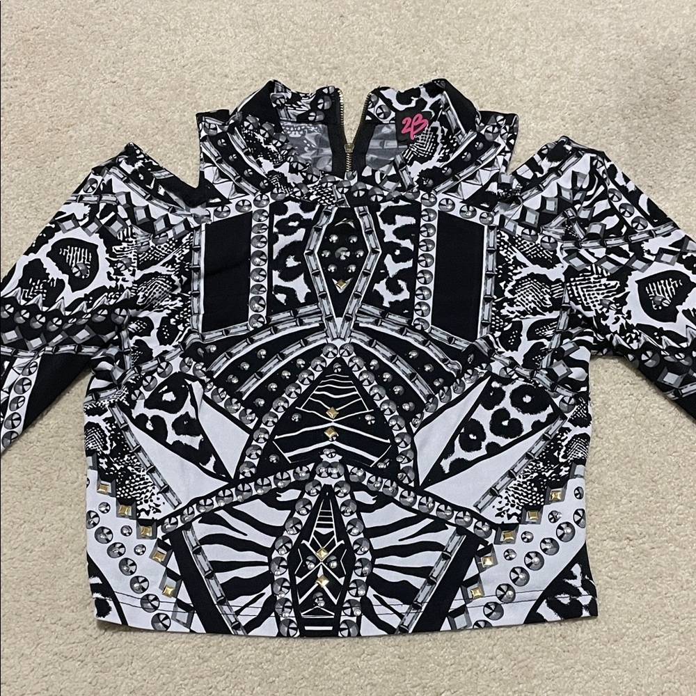 2B Bebe Monochrome Patterned Top with Zipper